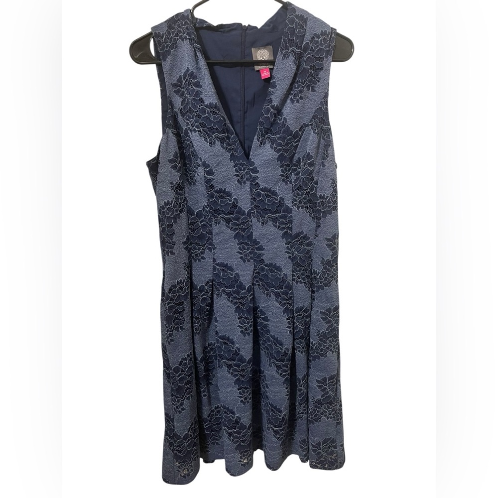 💙VINCE CAMUTO, ELEGANT BLUE AND DARK BLUE LACE FLORAL DRESS.